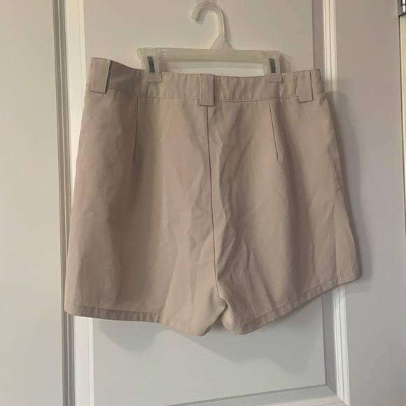PRETTYLITTLETHING SIZE 10 Beige High-waist Cargo Shorts - Picture 2 of 9